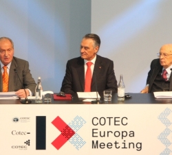 Su Majestad el Rey, durante su intervención en la clausura del IX Encuentro Cotec Europa, junto a los Presidentes de Portugal e Italia
